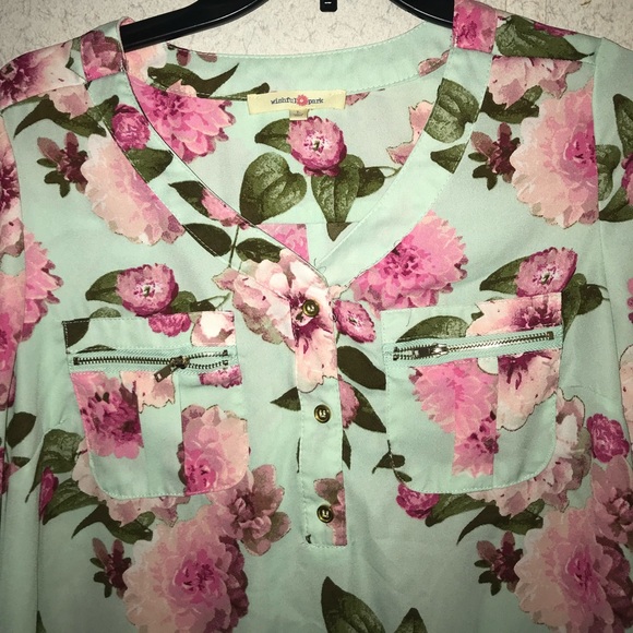 Women’s Top - Picture 4 of 5